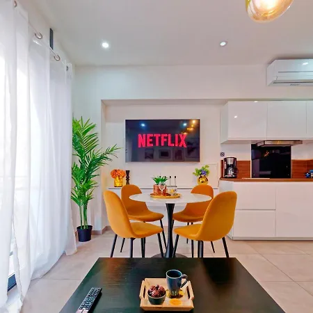 Apartment Vibes, Indoor Parking, Breakfast & Air Conditioning