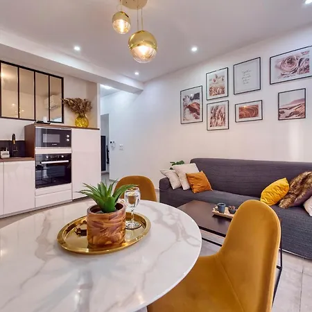 Apartment Vibes, Indoor Parking, Breakfast & Air Conditioning Nice