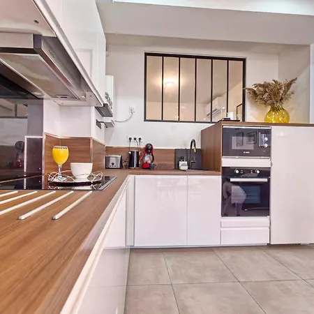 Vibes, Indoor Parking, Breakfast & Air Conditioning Apartment